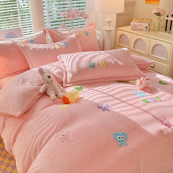 91家纺网 家纺一手货源 找家纺 雨菲家纺 2025新款高克重加厚简约毛巾绣花牛奶绒四件套 牛奶绒小精灵粉