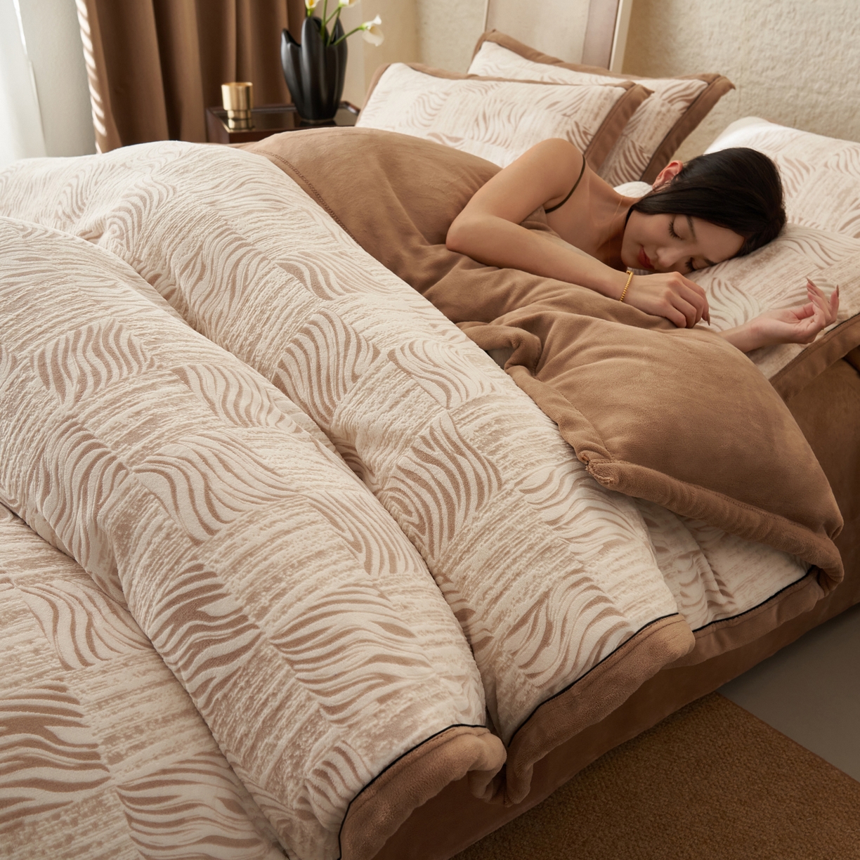 91家纺网 家纺一手货源 找家纺 子由家居 2025新款230g牛奶绒染色雕花可拆洗被套冬被 雕花被套-曲线肌理