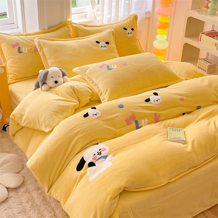 91家纺网 家纺一手货源 找家纺 雨菲家纺 2025新款高克重加厚简约毛巾绣花牛奶绒四件套 牛奶绒调皮狗黄