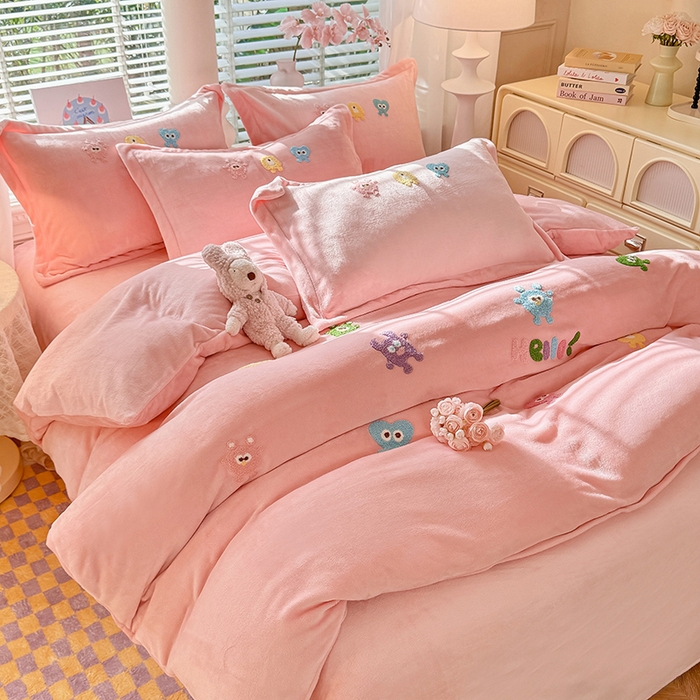 91家纺网 家纺一手货源 找家纺 雨菲家纺 2025新款高克重加厚简约毛巾绣花牛奶绒四件套 牛奶绒小精灵粉