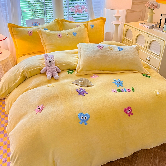 雨菲家纺 2025新款高克重加厚简约毛巾绣花牛奶绒四件套 牛奶绒小精灵黄