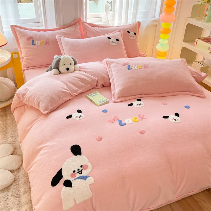 91家纺网 家纺一手货源 找家纺 雨菲家纺 2025新款高克重加厚简约毛巾绣花牛奶绒四件套 牛奶绒调皮狗粉