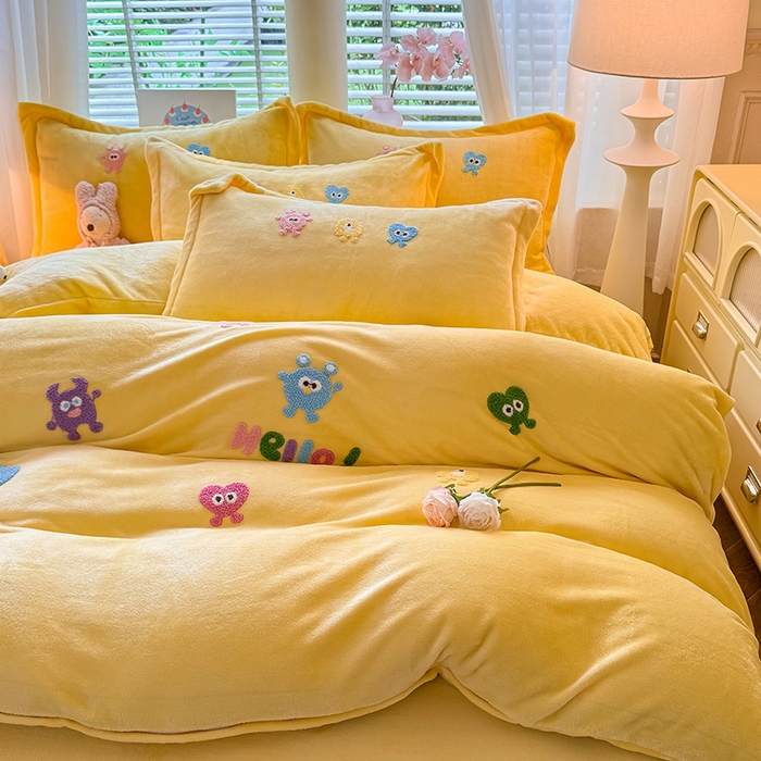 91家纺网 家纺一手货源 找家纺 雨菲家纺 2025新款高克重加厚简约毛巾绣花牛奶绒四件套 牛奶绒小精灵黄