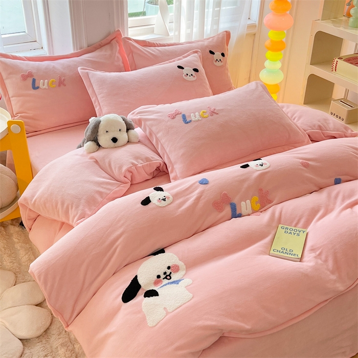 91家纺网 家纺一手货源 找家纺 雨菲家纺 2025新款高克重加厚简约毛巾绣花牛奶绒四件套 牛奶绒调皮狗粉