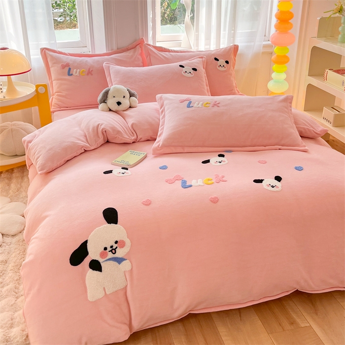 91家纺网 家纺一手货源 找家纺 雨菲家纺 2025新款高克重加厚简约毛巾绣花牛奶绒四件套 牛奶绒调皮狗粉