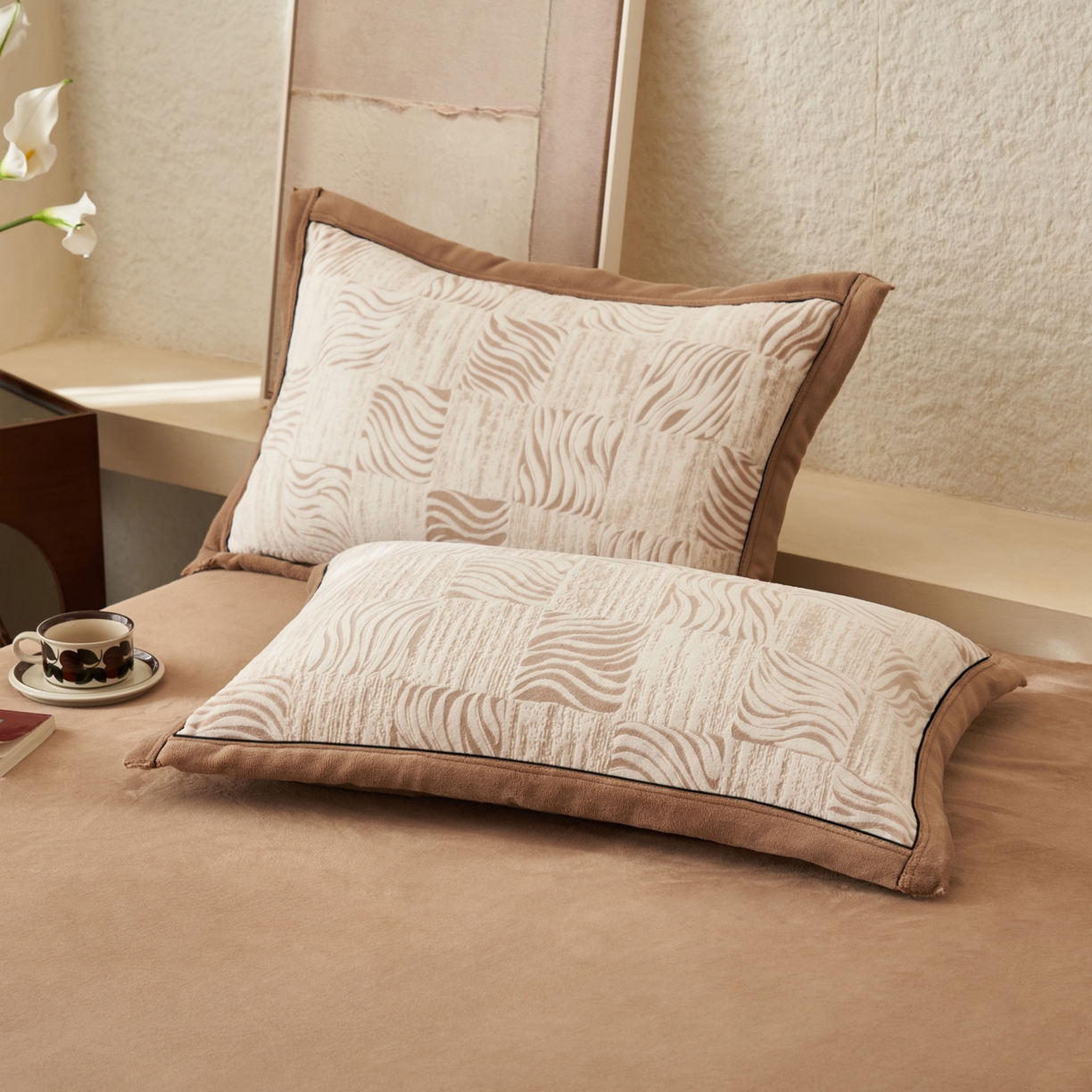 91家纺网 家纺一手货源 找家纺 子由家居 2025新款230g牛奶绒染色雕花可拆洗被套冬被 雕花被套-曲线肌理