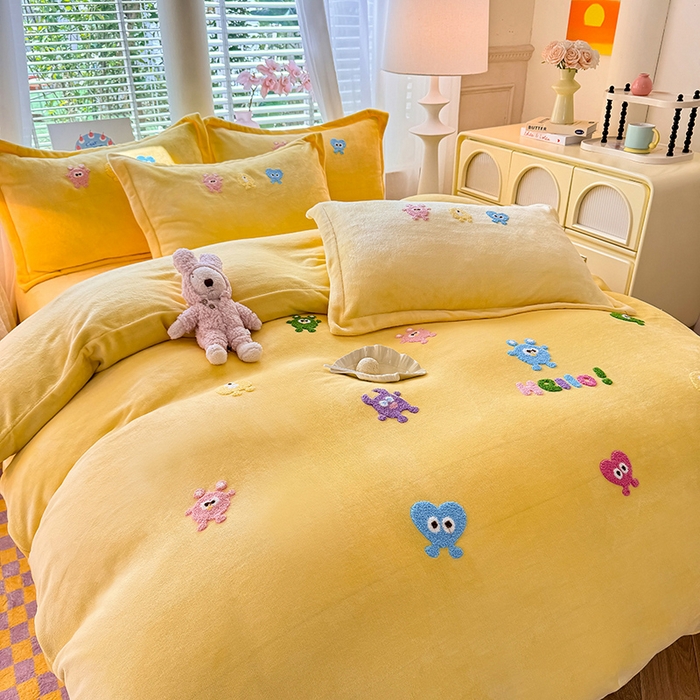 91家纺网 家纺一手货源 找家纺 雨菲家纺 2025新款高克重加厚简约毛巾绣花牛奶绒四件套 牛奶绒小精灵黄