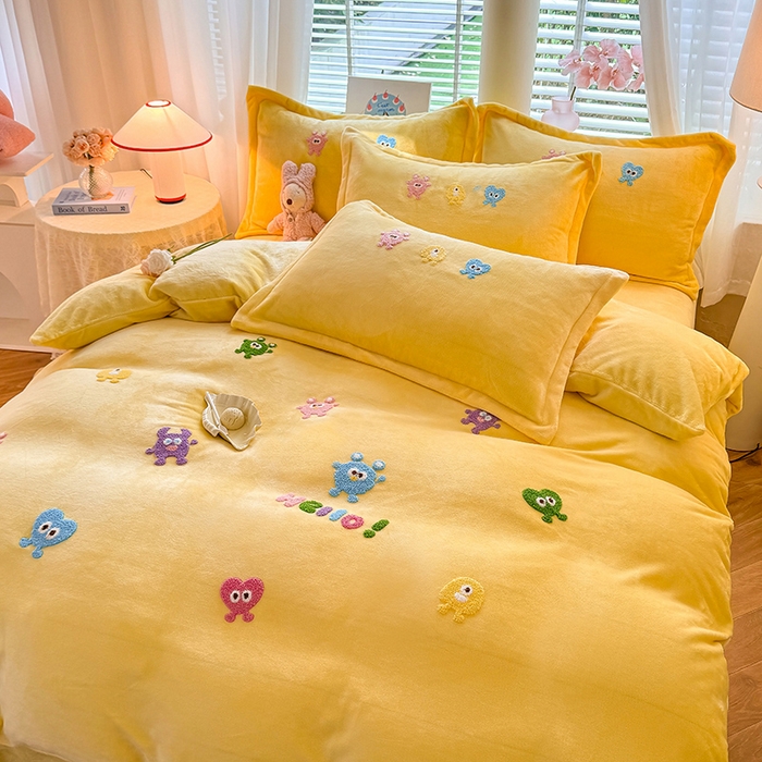 91家纺网 家纺一手货源 找家纺 雨菲家纺 2025新款高克重加厚简约毛巾绣花牛奶绒四件套 牛奶绒小精灵黄