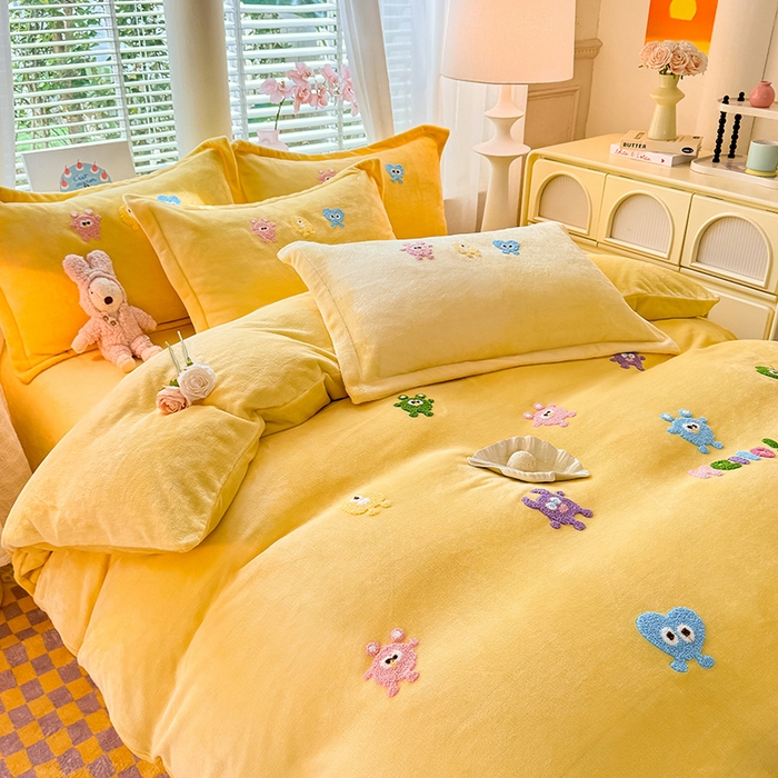 91家纺网 家纺一手货源 找家纺 雨菲家纺 2025新款高克重加厚简约毛巾绣花牛奶绒四件套 牛奶绒小精灵黄