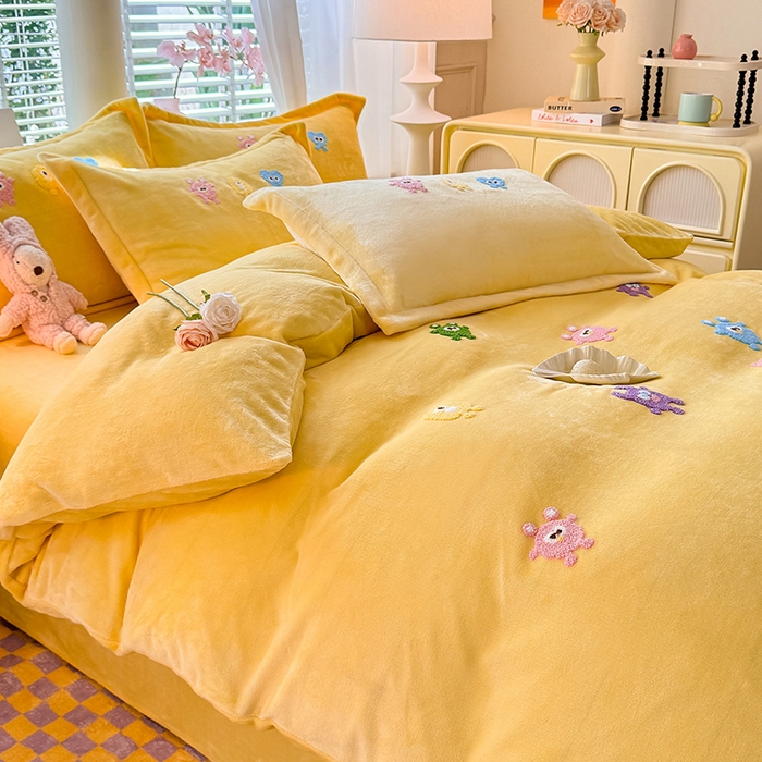 91家纺网 家纺一手货源 找家纺 雨菲家纺 2025新款高克重加厚简约毛巾绣花牛奶绒四件套 牛奶绒小精灵黄