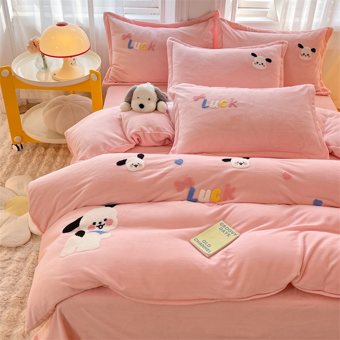 91家纺网 家纺一手货源 找家纺 雨菲家纺 2025新款高克重加厚简约毛巾绣花牛奶绒四件套 牛奶绒调皮狗粉