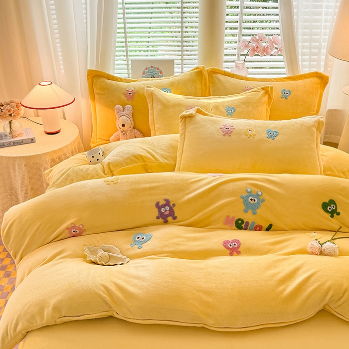 91家纺网 家纺一手货源 找家纺 雨菲家纺 2025新款高克重加厚简约毛巾绣花牛奶绒四件套 牛奶绒小精灵黄