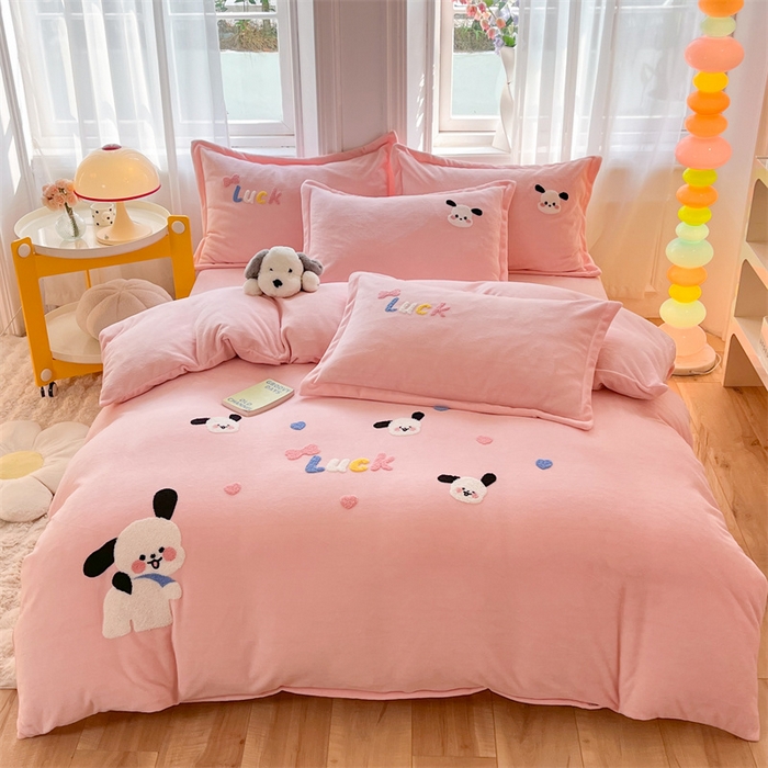 91家纺网 家纺一手货源 找家纺 雨菲家纺 2025新款高克重加厚简约毛巾绣花牛奶绒四件套 牛奶绒调皮狗粉