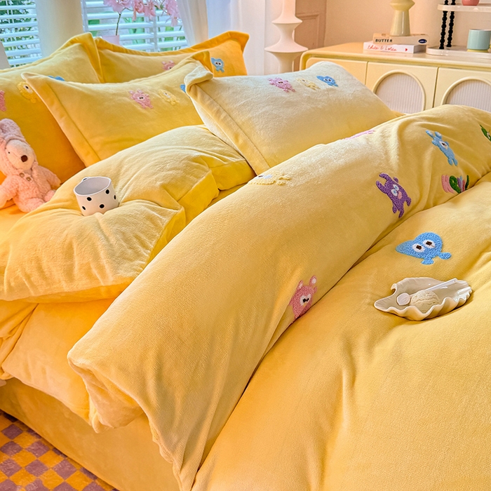 91家纺网 家纺一手货源 找家纺 雨菲家纺 2025新款高克重加厚简约毛巾绣花牛奶绒四件套 牛奶绒小精灵黄