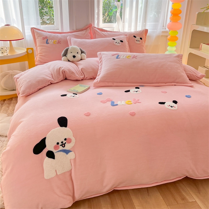 91家纺网 家纺一手货源 找家纺 雨菲家纺 2025新款高克重加厚简约毛巾绣花牛奶绒四件套 牛奶绒调皮狗粉