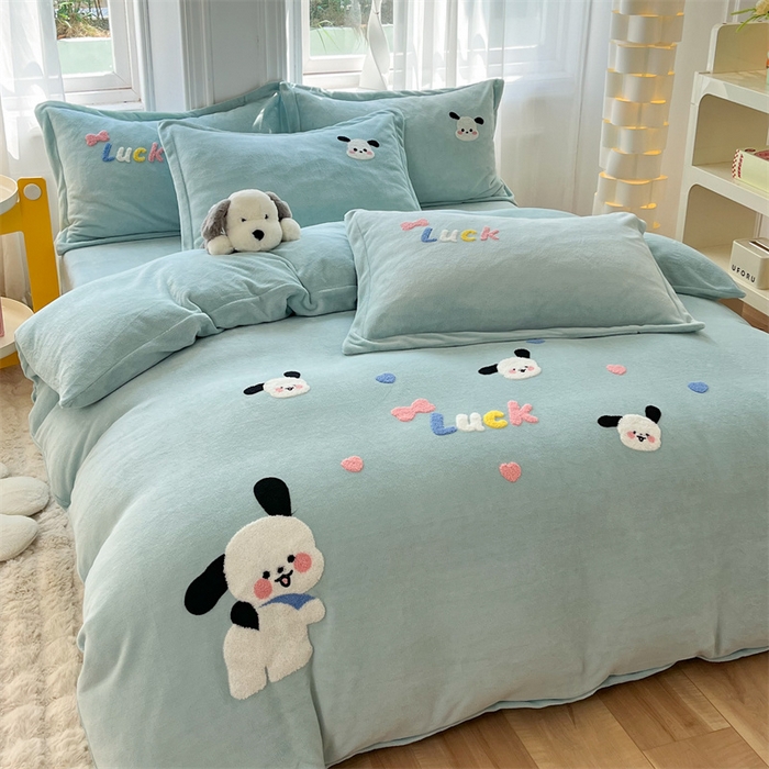 91家纺网 家纺一手货源 找家纺 雨菲家纺 2025新款高克重加厚简约毛巾绣花牛奶绒四件套 牛奶绒调皮狗绿