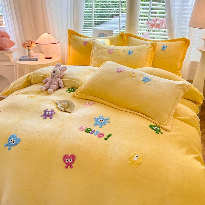 91家纺网 家纺一手货源 找家纺 雨菲家纺 2025新款高克重加厚简约毛巾绣花牛奶绒四件套 牛奶绒小精灵黄