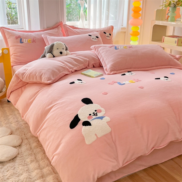 91家纺网 家纺一手货源 找家纺 雨菲家纺 2025新款高克重加厚简约毛巾绣花牛奶绒四件套 牛奶绒调皮狗粉