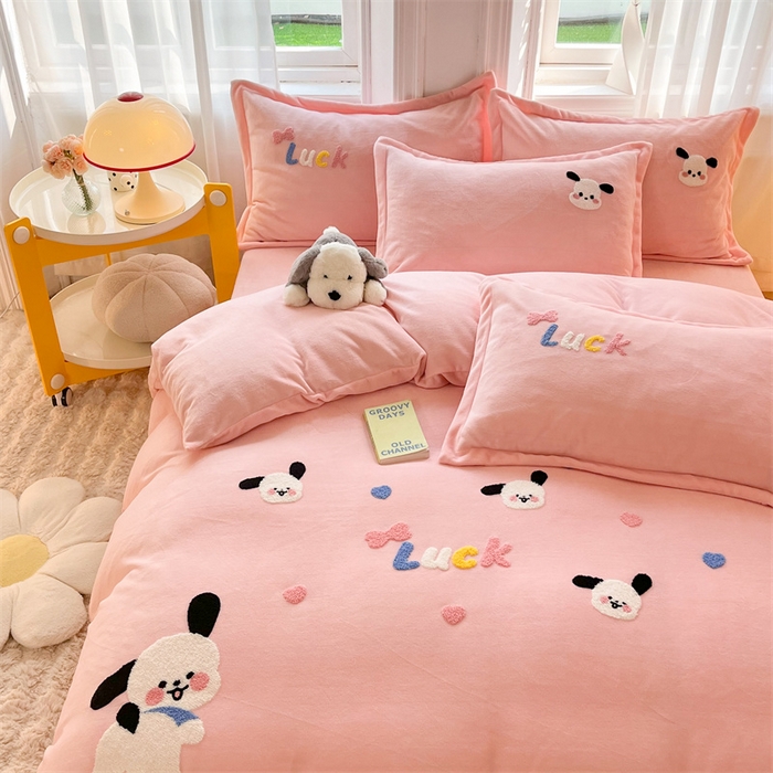 91家纺网 家纺一手货源 找家纺 雨菲家纺 2025新款高克重加厚简约毛巾绣花牛奶绒四件套 牛奶绒调皮狗粉