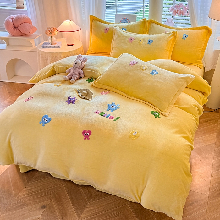 91家纺网 家纺一手货源 找家纺 雨菲家纺 2025新款高克重加厚简约毛巾绣花牛奶绒四件套 牛奶绒小精灵黄