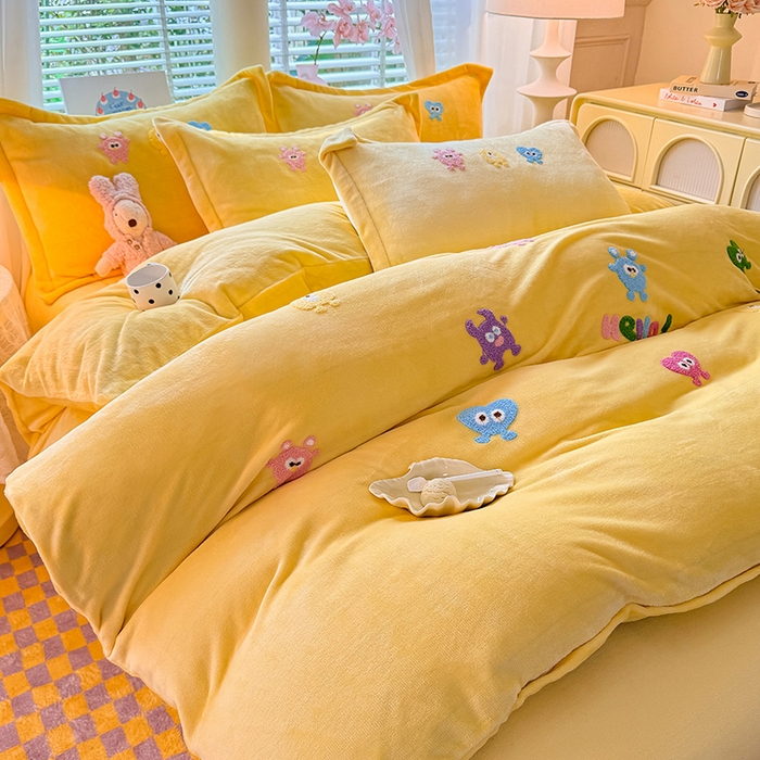 91家纺网 家纺一手货源 找家纺 雨菲家纺 2025新款高克重加厚简约毛巾绣花牛奶绒四件套 牛奶绒小精灵黄