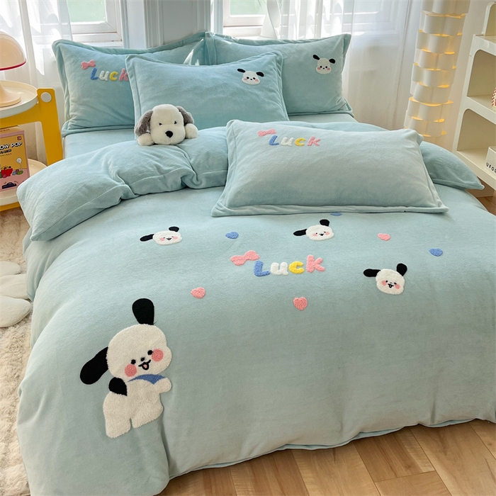 91家纺网 家纺一手货源 找家纺 雨菲家纺 2025新款高克重加厚简约毛巾绣花牛奶绒四件套 牛奶绒调皮狗绿