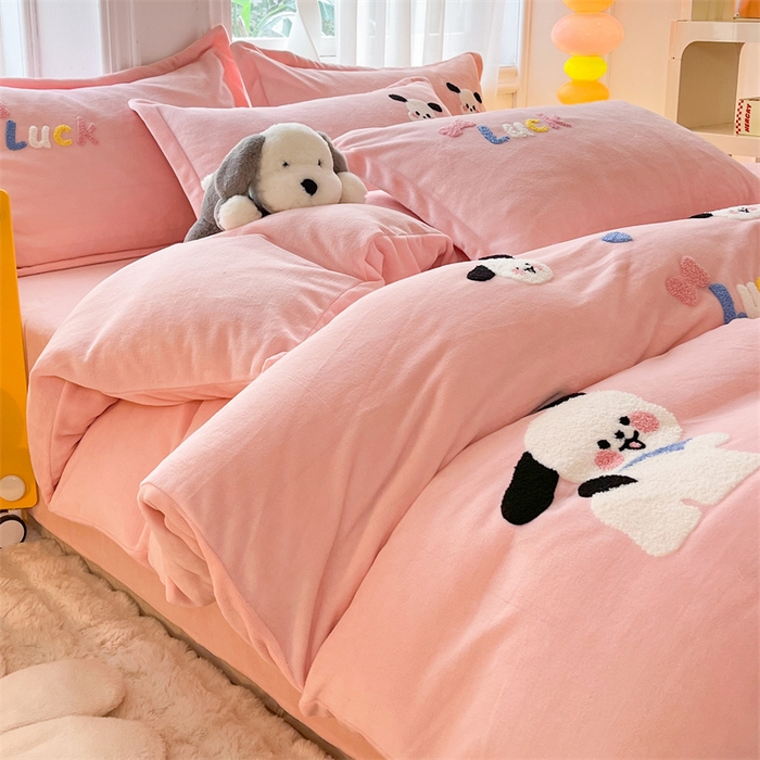 91家纺网 家纺一手货源 找家纺 雨菲家纺 2025新款高克重加厚简约毛巾绣花牛奶绒四件套 牛奶绒调皮狗粉