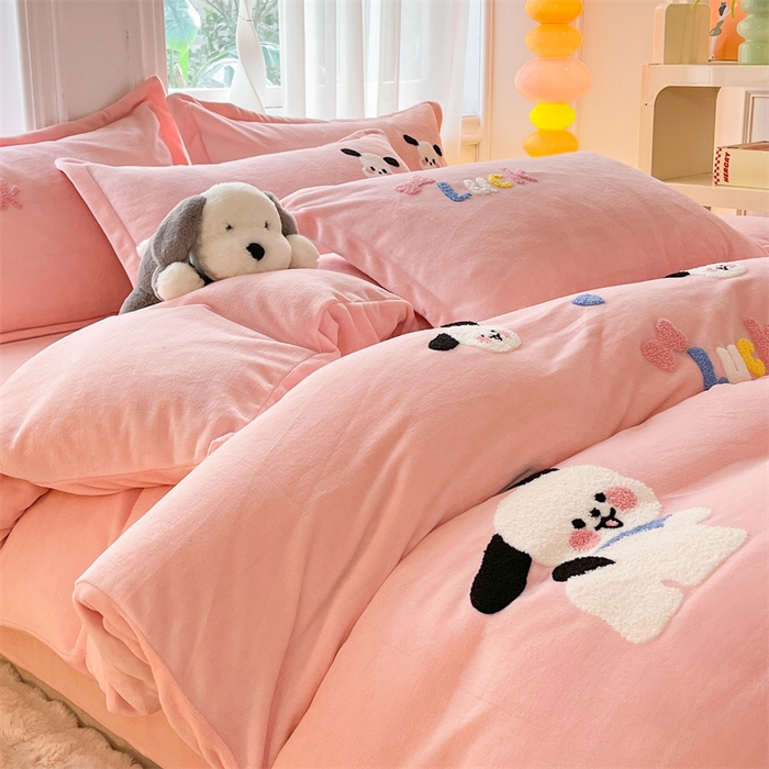 91家纺网 家纺一手货源 找家纺 雨菲家纺 2025新款高克重加厚简约毛巾绣花牛奶绒四件套 牛奶绒调皮狗粉