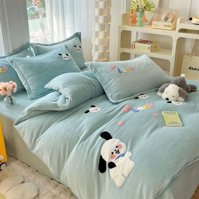 91家纺网 家纺一手货源 找家纺 雨菲家纺 2025新款高克重加厚简约毛巾绣花牛奶绒四件套 牛奶绒调皮狗绿