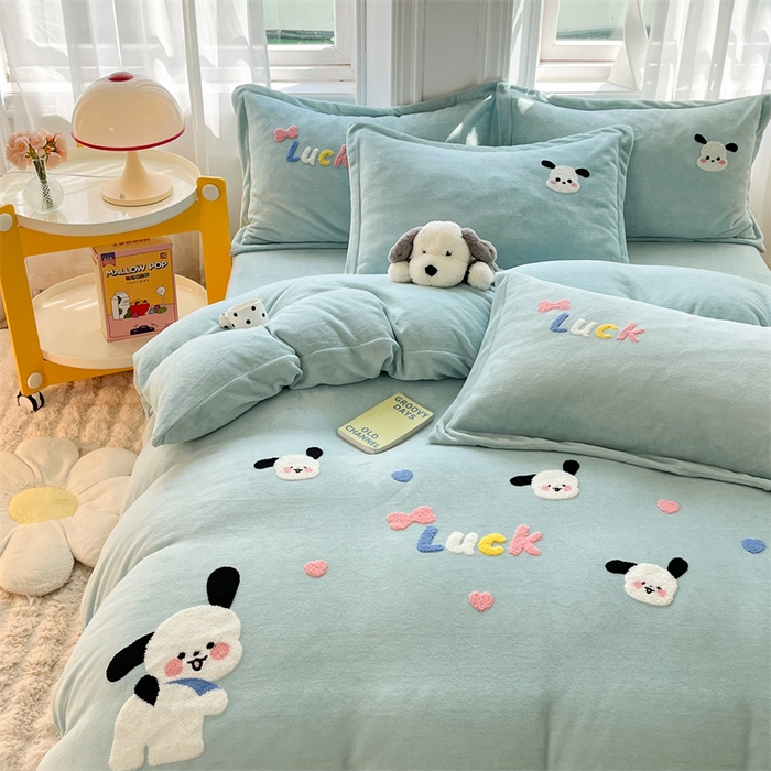 91家纺网 家纺一手货源 找家纺 雨菲家纺 2025新款高克重加厚简约毛巾绣花牛奶绒四件套 牛奶绒调皮狗绿