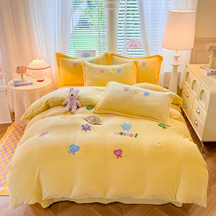 91家纺网 家纺一手货源 找家纺 雨菲家纺 2025新款高克重加厚简约毛巾绣花牛奶绒四件套 牛奶绒小精灵黄