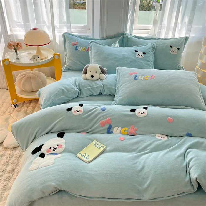 91家纺网 家纺一手货源 找家纺 雨菲家纺 2025新款高克重加厚简约毛巾绣花牛奶绒四件套 牛奶绒调皮狗绿