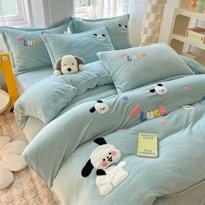 91家纺网 家纺一手货源 找家纺 雨菲家纺 2025新款高克重加厚简约毛巾绣花牛奶绒四件套 牛奶绒调皮狗绿