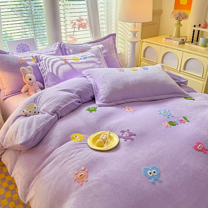 91家纺网 家纺一手货源 找家纺 雨菲家纺 2025新款高克重加厚简约毛巾绣花牛奶绒四件套 牛奶绒小精灵紫