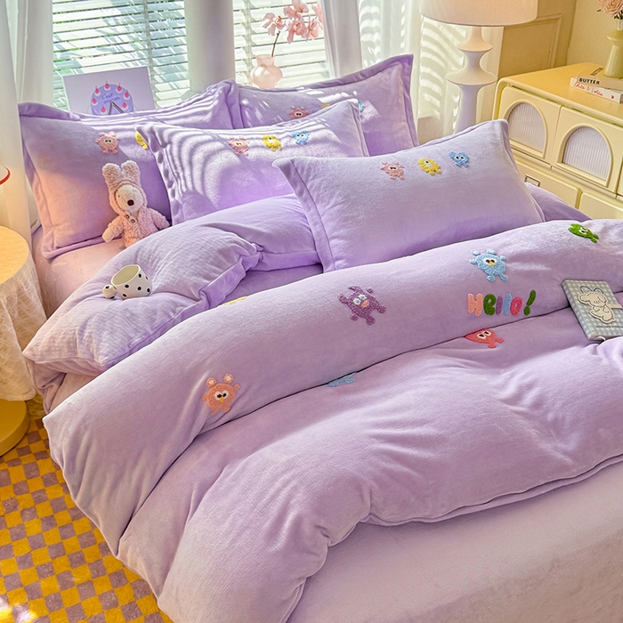 91家纺网 家纺一手货源 找家纺 雨菲家纺 2025新款高克重加厚简约毛巾绣花牛奶绒四件套 牛奶绒小精灵紫