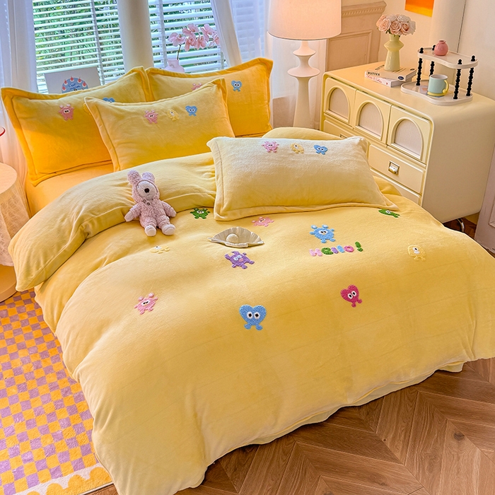 91家纺网 家纺一手货源 找家纺 雨菲家纺 2025新款高克重加厚简约毛巾绣花牛奶绒四件套 牛奶绒小精灵黄