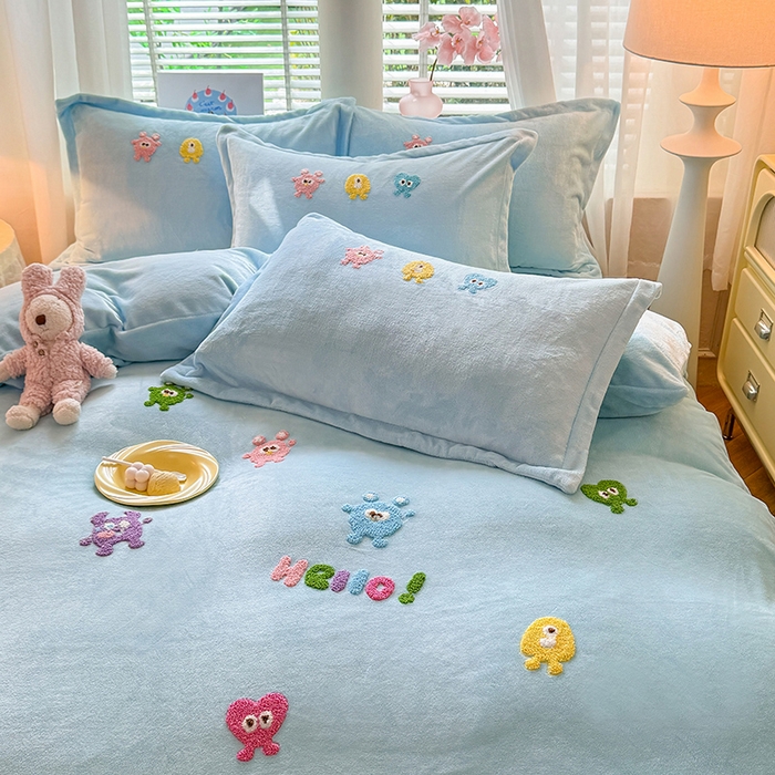 91家纺网 家纺一手货源 找家纺 雨菲家纺 2025新款高克重加厚简约毛巾绣花牛奶绒四件套 牛奶绒小精灵蓝