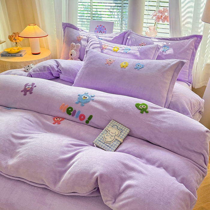 91家纺网 家纺一手货源 找家纺 雨菲家纺 2025新款高克重加厚简约毛巾绣花牛奶绒四件套 牛奶绒小精灵紫