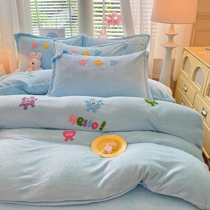 91家纺网 家纺一手货源 找家纺 雨菲家纺 2025新款高克重加厚简约毛巾绣花牛奶绒四件套 牛奶绒小精灵蓝