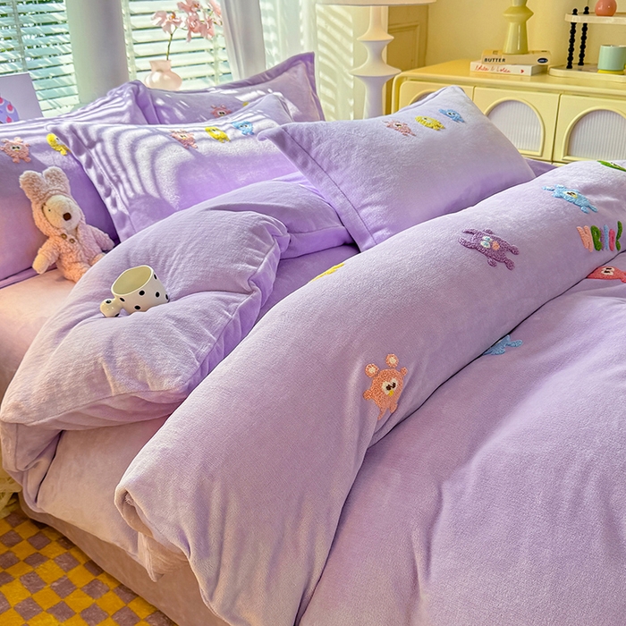 91家纺网 家纺一手货源 找家纺 雨菲家纺 2025新款高克重加厚简约毛巾绣花牛奶绒四件套 牛奶绒小精灵紫