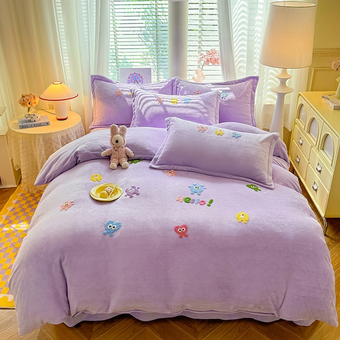 91家纺网 家纺一手货源 找家纺 雨菲家纺 2025新款高克重加厚简约毛巾绣花牛奶绒四件套 牛奶绒小精灵紫