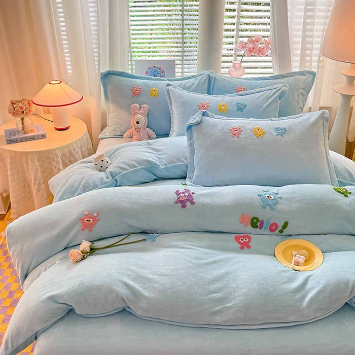 91家纺网 家纺一手货源 找家纺 雨菲家纺 2025新款高克重加厚简约毛巾绣花牛奶绒四件套 牛奶绒小精灵蓝