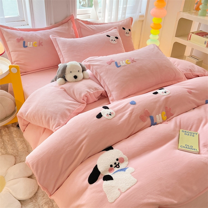 91家纺网 家纺一手货源 找家纺 雨菲家纺 2025新款高克重加厚简约毛巾绣花牛奶绒四件套 牛奶绒调皮狗粉