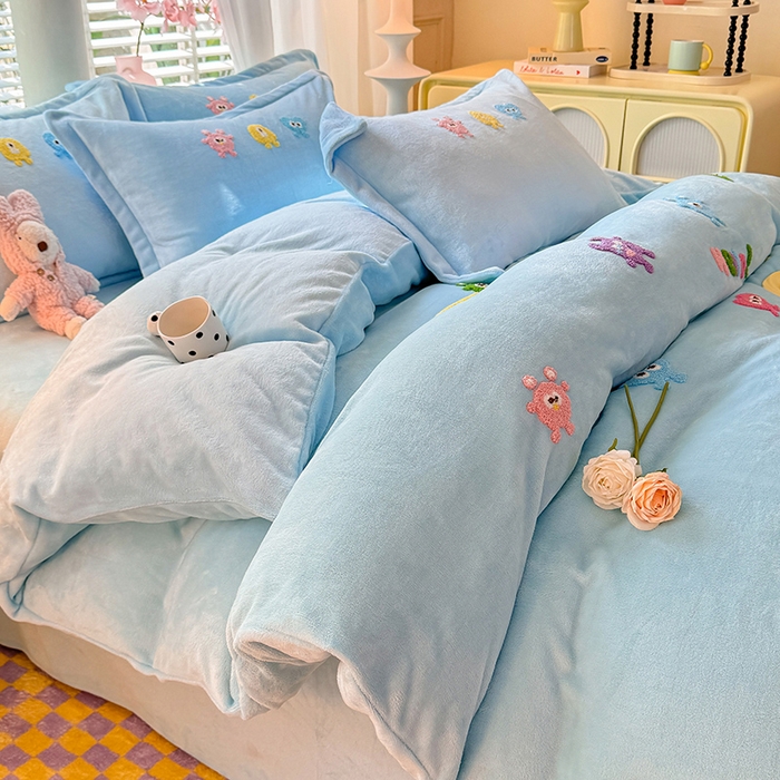 91家纺网 家纺一手货源 找家纺 雨菲家纺 2025新款高克重加厚简约毛巾绣花牛奶绒四件套 牛奶绒小精灵蓝