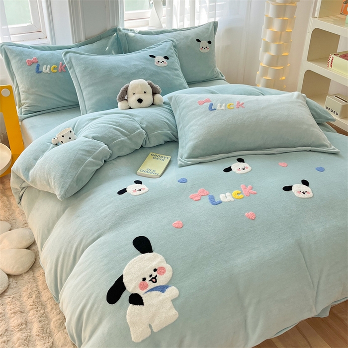 91家纺网 家纺一手货源 找家纺 雨菲家纺 2025新款高克重加厚简约毛巾绣花牛奶绒四件套 牛奶绒调皮狗绿