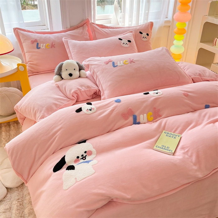 91家纺网 家纺一手货源 找家纺 雨菲家纺 2025新款高克重加厚简约毛巾绣花牛奶绒四件套 牛奶绒调皮狗粉