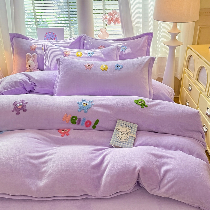 91家纺网 家纺一手货源 找家纺 雨菲家纺 2025新款高克重加厚简约毛巾绣花牛奶绒四件套 牛奶绒小精灵紫