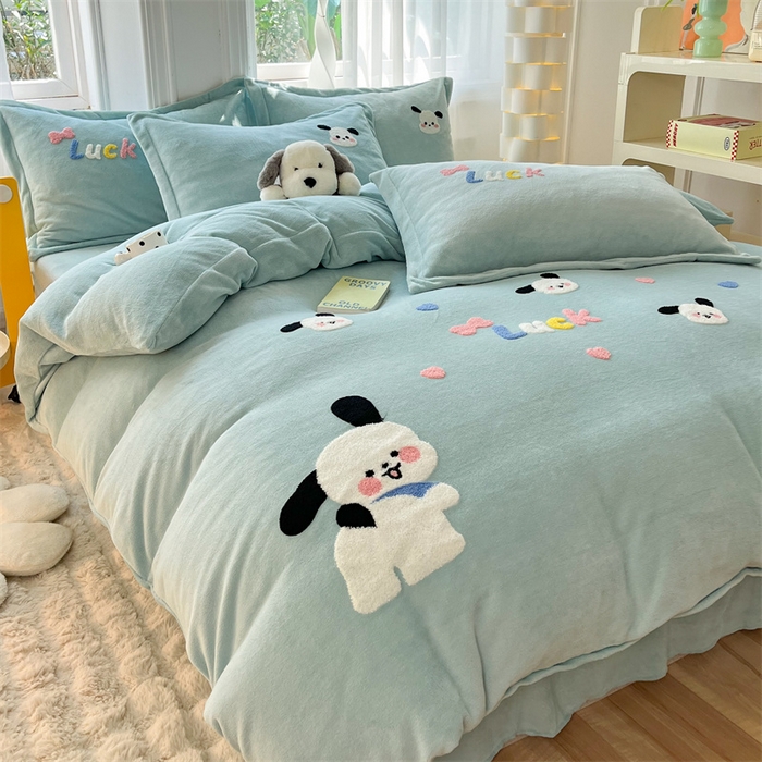 91家纺网 家纺一手货源 找家纺 雨菲家纺 2025新款高克重加厚简约毛巾绣花牛奶绒四件套 牛奶绒调皮狗绿