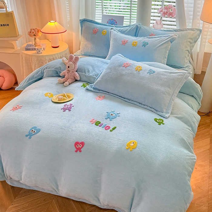 雨菲家纺 2025新款高克重加厚简约毛巾绣花牛奶绒四件套 牛奶绒小精灵蓝