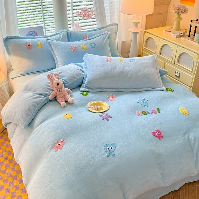 91家纺网 家纺一手货源 找家纺 雨菲家纺 2025新款高克重加厚简约毛巾绣花牛奶绒四件套 牛奶绒小精灵蓝